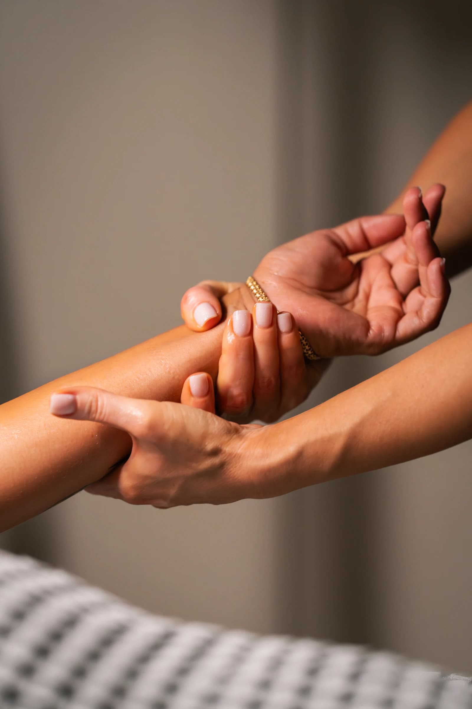 Modern recovery therapy session at EKAM